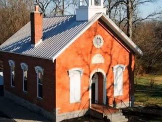 150-yr-old schoolhouse is turned into cozy home that leaves you in awe when you step inside